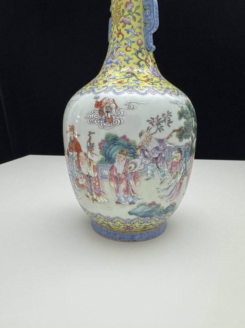 清嘉庆 黄地洋彩福寿连连群仙祝寿图螭耳瓶 - 图28