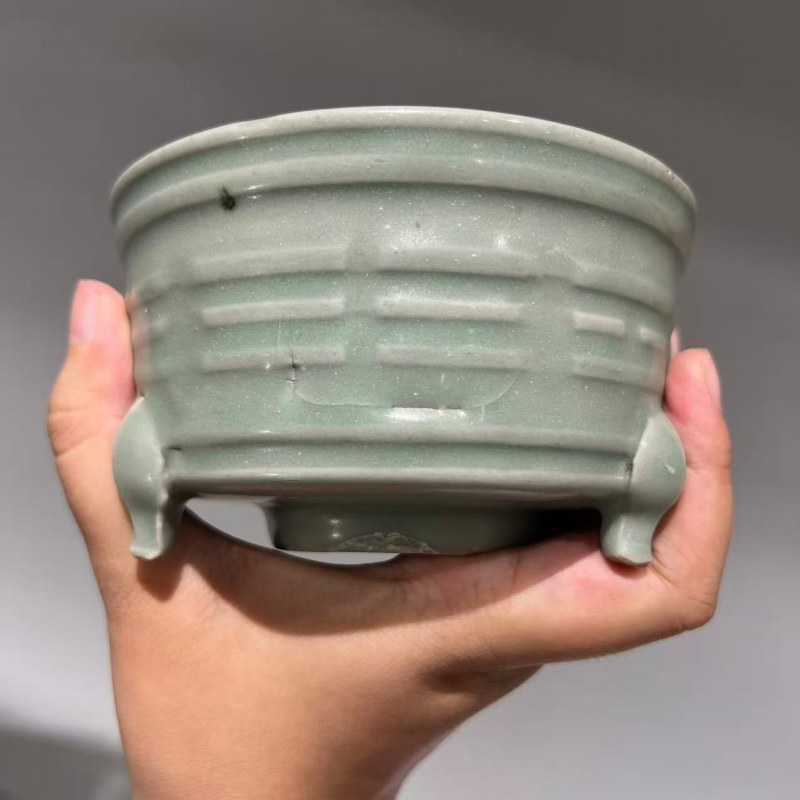 明代 龙泉窑粉青釉八卦纹三足炉 - 图7