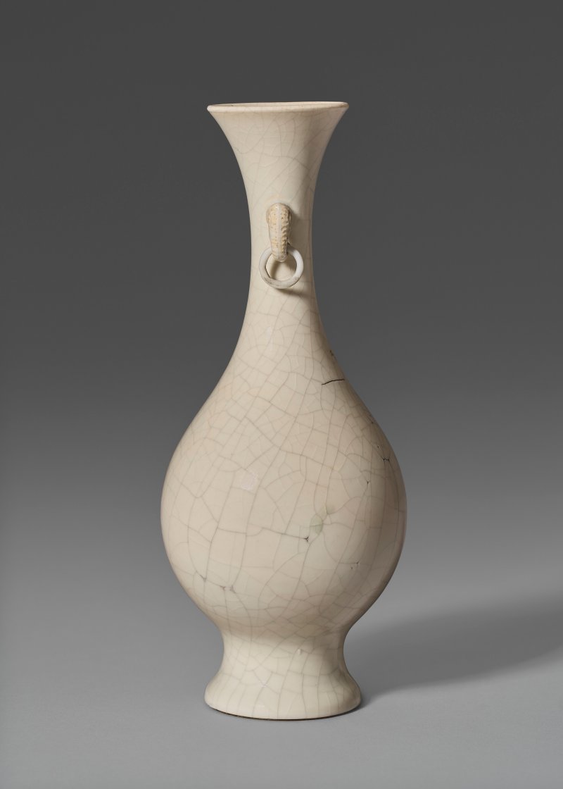 中國 十七/十八世紀 漿胎白釉象首雙耳啣環瓶  CHINA, 17TH-18TH CENTURY - 图3