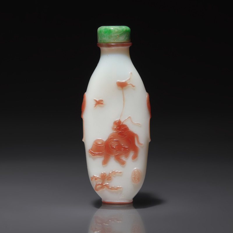 1850-1880年 揚州作涅白地套粉紅料秋林牧馬圖鼻煙壺 | A Chinese Overlay Glass Snuff Bottle, Yangzhou School, Qing Dynasty, Circa 1850-1880 - 图1
