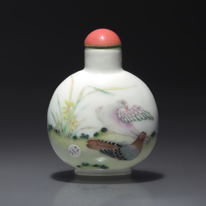 清道光 御製粉彩花鳥圖鼻煙壺 | An Imperial Chinese Enameled Porcelain "Pigeons" Snuff Bottle, Qing Dynasty, Daoguang Mark and of The Period - 图2