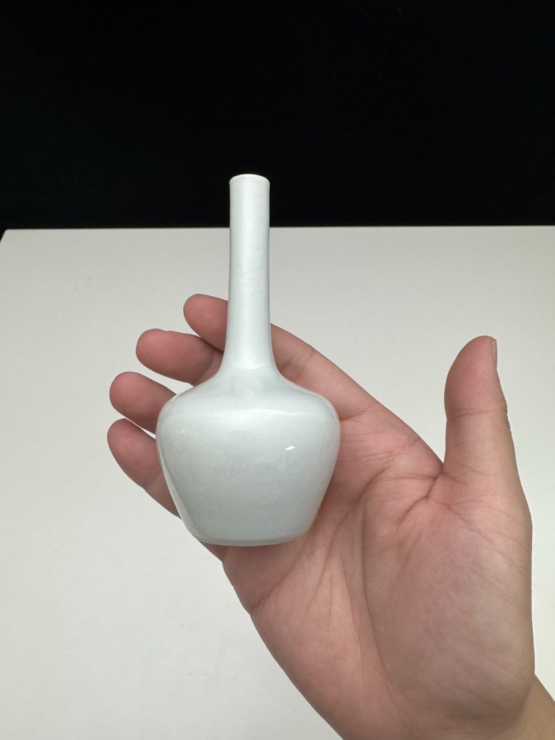 清雍正 白釉划花龙纹长颈小瓶 - 图6