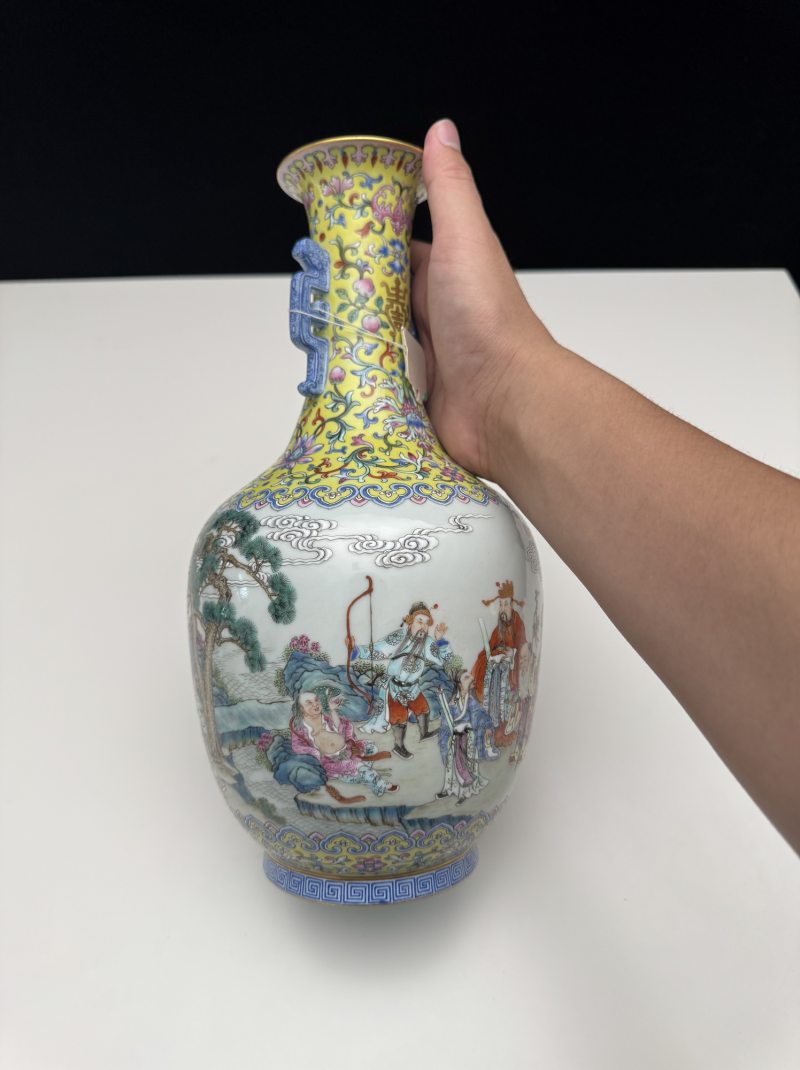 清嘉庆 黄地洋彩福寿连连群仙祝寿图螭耳瓶 - 图13