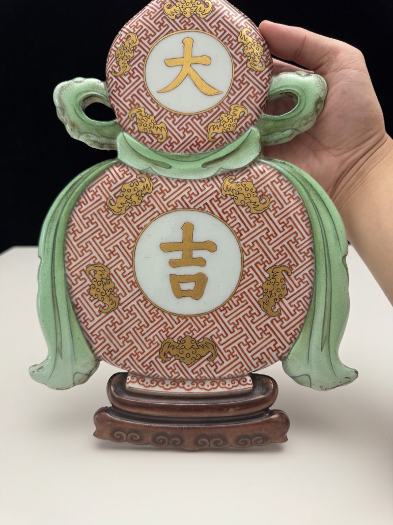 清乾隆 粉彩珊瑚红地描金“大吉”葫芦挂瓶瓷板 - 图6