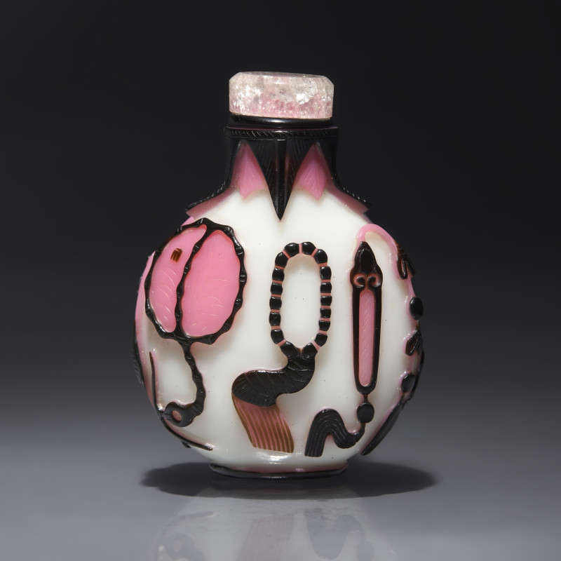 清晚期 涅白地套雙色料博古圖鼻煙壺 | A Chinese Two-Color Glass Overlay Snuff Bottle, Qing Dynasty, 19th Century - 图2