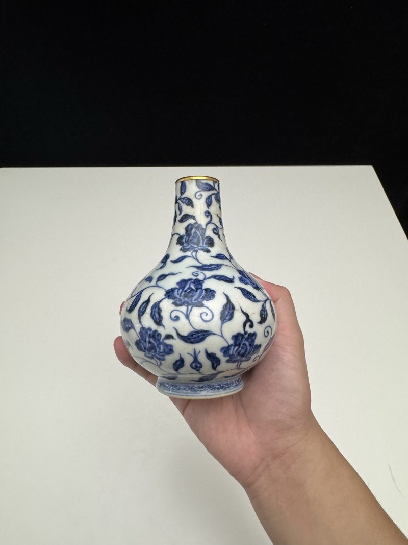 明宣德 青花缠枝花卉纹瓶 - 图11