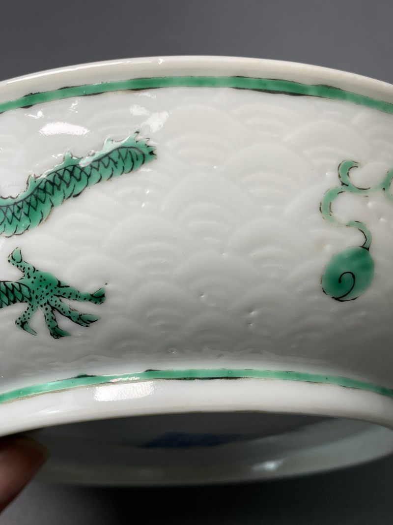清道光 白釉暗刻海水绿龙纹盘 - 图9
