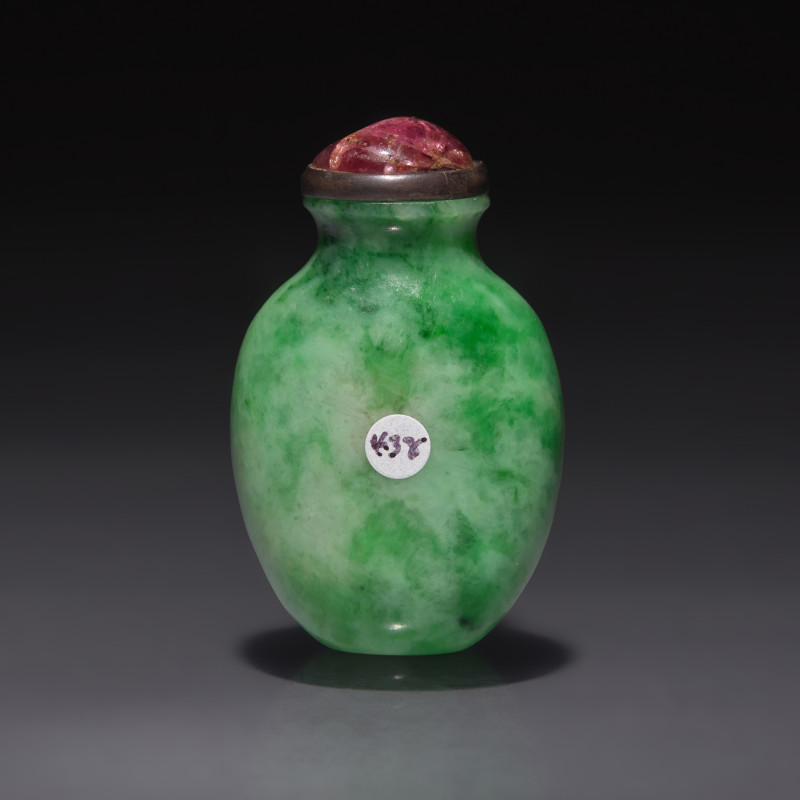 清晚期 翡翠小鼻煙壺 | A Small Chinese Jadeite Snuff Bottle, Qing Dynasty, 19th Century - 图2