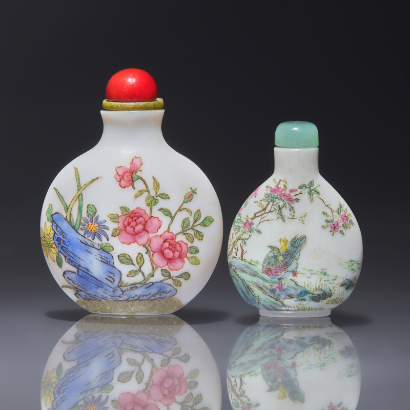 清中晚期及更晚 白料胎畫琺瑯鼻煙壺兩支 | Two Chinese Enameled Glass Snuff Bottles, Circa 1780-1850 and Probably 20th Century - 图1