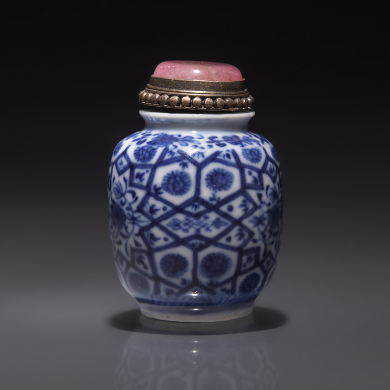 1810-1880年 青花花卉紋鼻煙罐 | A Chinese Blue and White Porcelain Snuff Jarlet, Qing Dynasty, Circa 1810-1880 - 图2