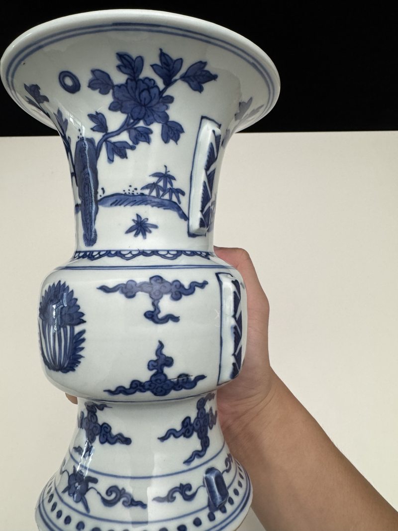 明万历 青花花卉纹出戟花觚 - 图7