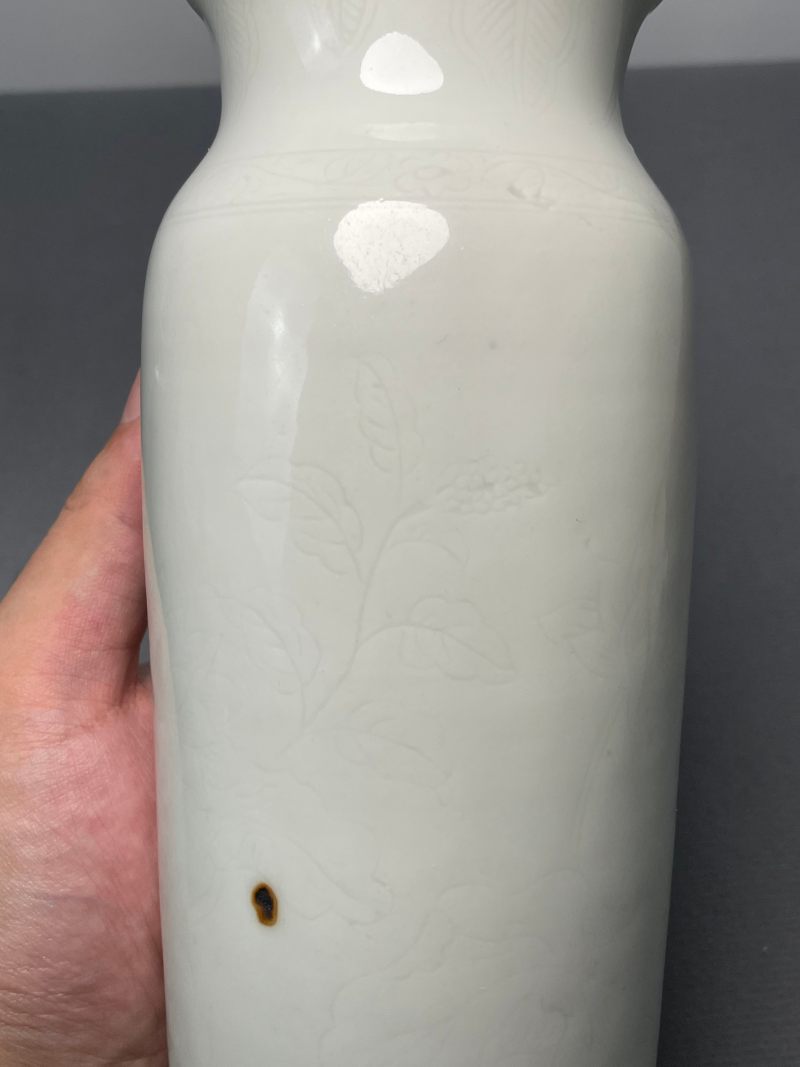 明崇祯 白釉暗刻花卉纹筒瓶 - 图8