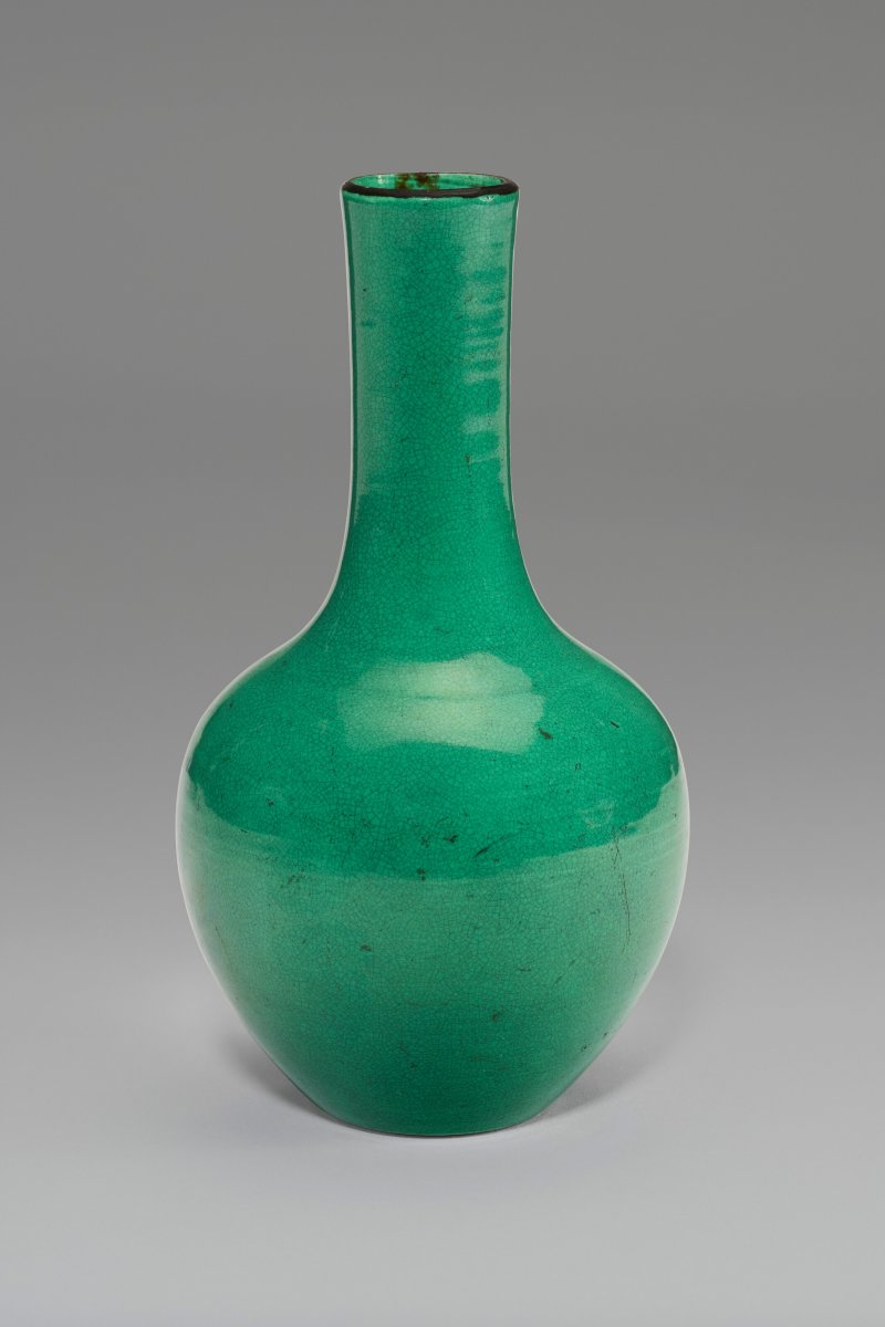 中國 清十八/十九世紀 綠釉瓶  CHINA, 18TH-19TH CENTURY
