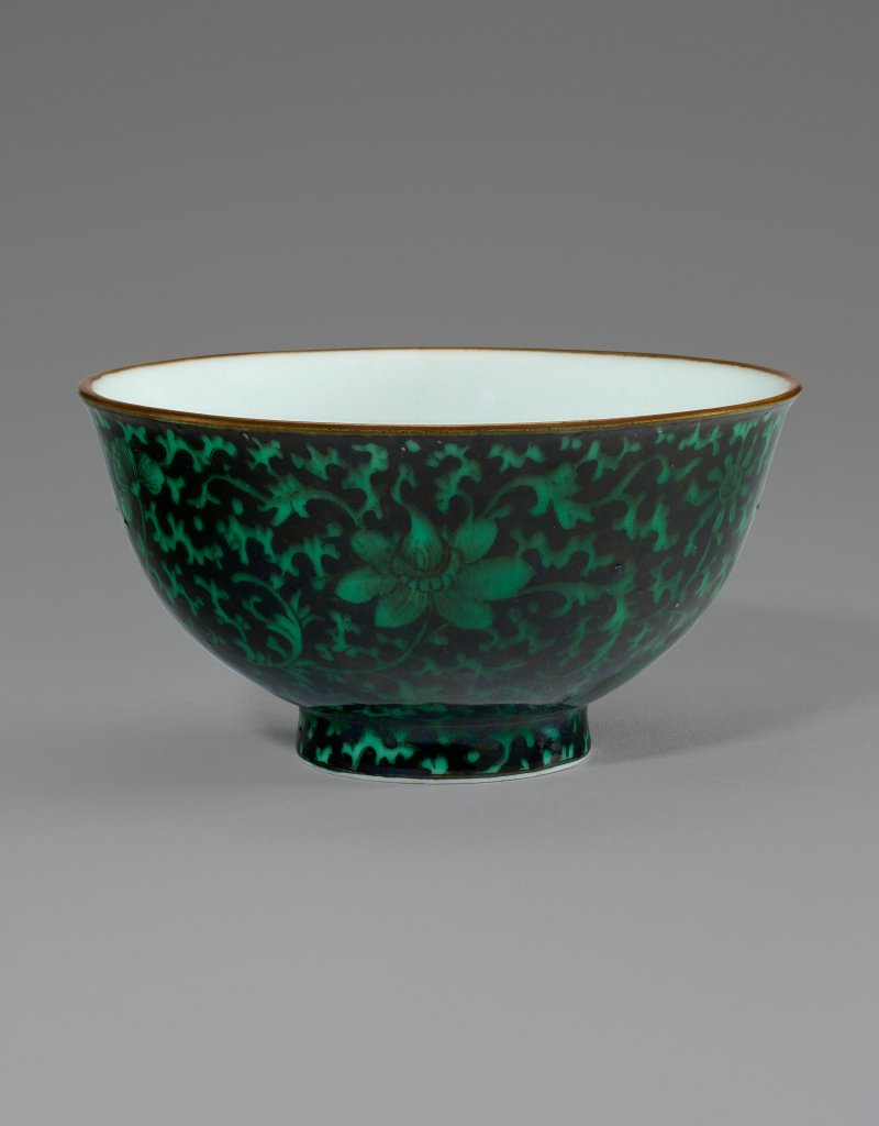 中國 或為清乾隆 墨地綠彩纏枝花卉紋盌 六字篆書款  CHINA, QIANLONG SEAL MARK IN UNDERGLAZE BLUE AND POSSIBLY OF THE PERIOD - 图1