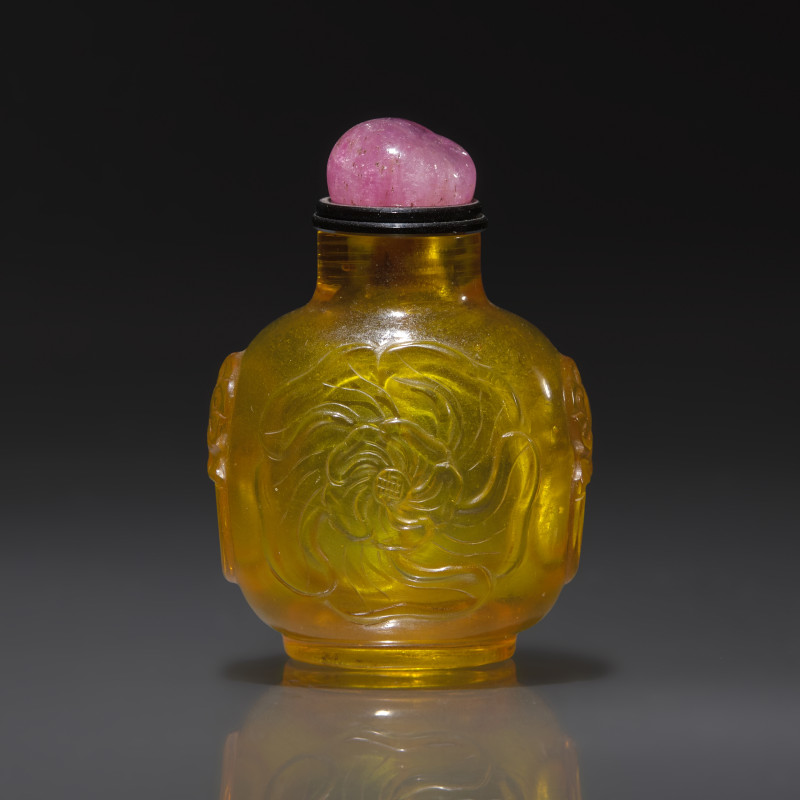 1725-1800年 御製黃料黃蜀葵紋鼻煙壺 | An Imperial Chinese Carved Yellow Glass Snuff Bottle, Qing Dynasty, Circa 1725-1800 - 图2