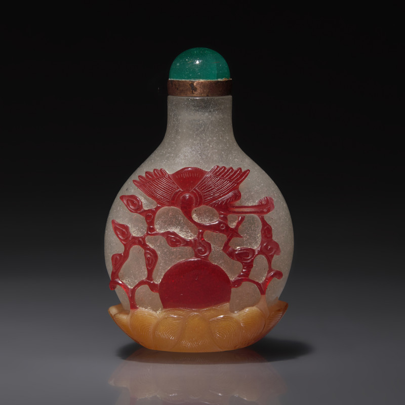1821-1850年 雪霏地套三色料瑞鶴草蟲圖鼻煙壺 | A Chinese Three-Color Overlay Snuff Bottle, Qing Dynasty, Daoguang Period, Circa 1821-1850 - 图1