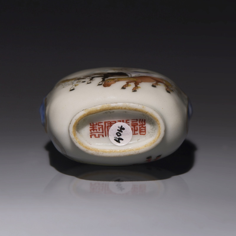 1821-1850年 粉彩穆王八駿圖鼻煙壺 | A Chinese Enameled Porcelain "Eight Horses of Mu Wang" Snuff Bottle, Qing Dynasty, Daoguang Mark and of the Period - 图3