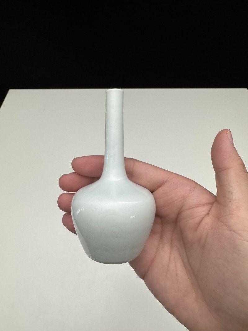 清雍正 白釉划花龙纹长颈小瓶 - 图7