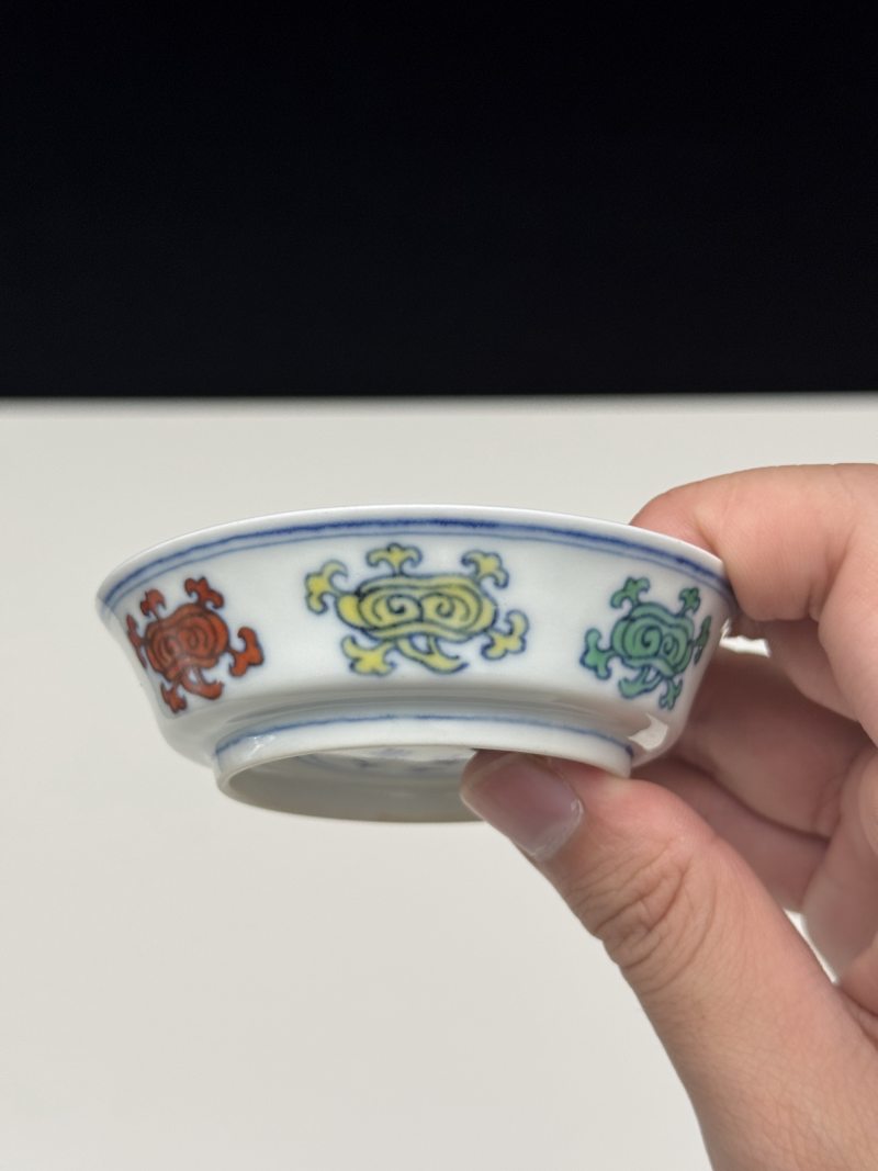 清雍正 斗彩仿成化如意灵芝纹折腰小碟 - 图10