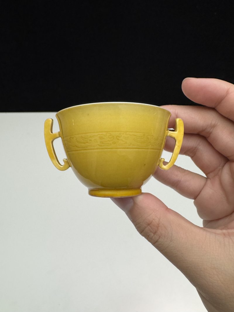 清康熙 娇黄釉暗刻夔龙纹双耳杯 - 图5