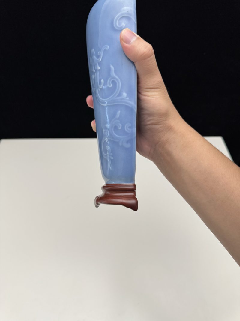 清乾隆 天蓝釉模印夔龙火珠纹壁瓶 - 图7