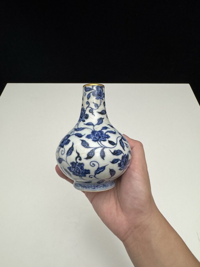 明宣德 青花缠枝花卉纹瓶 - 图12
