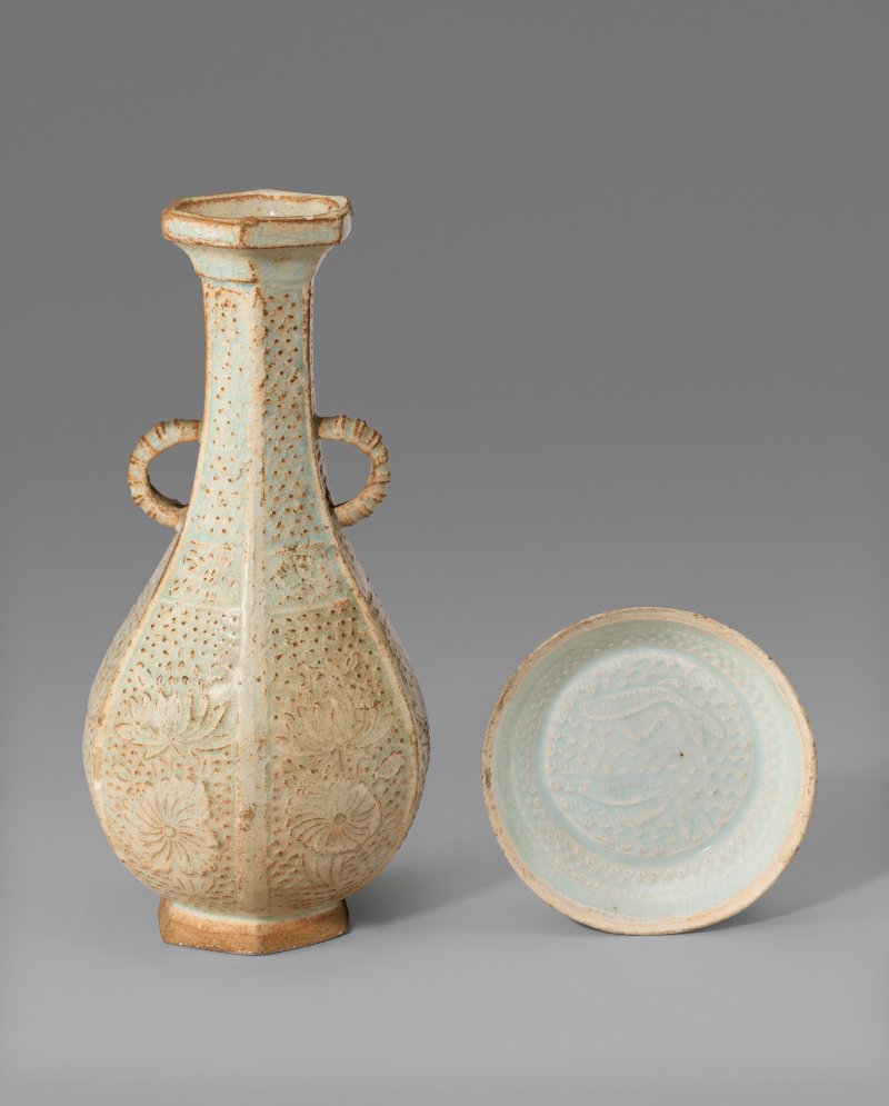 中國 南宋/元 青白釉印雙魚紋盤及雙耳六棱式瓶  CHINA, SOUTHERN SONG-YUAN DYNASTY (1127-1368) - 图1