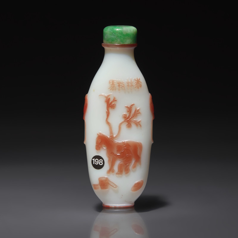 1850-1880年 揚州作涅白地套粉紅料秋林牧馬圖鼻煙壺 | A Chinese Overlay Glass Snuff Bottle, Yangzhou School, Qing Dynasty, Circa 1850-1880 - 图2