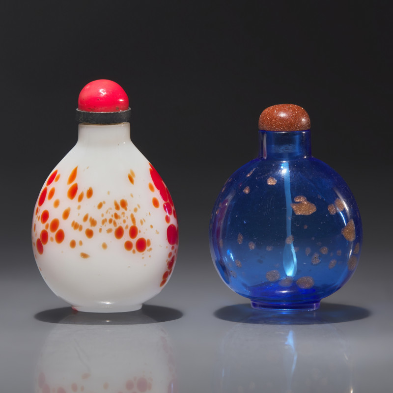 1730-1800年 涅白攪料及寶石藍料灑金星鼻煙壺兩件 | Two Chinese Splashed Glass Snuff Bottles, Qing Dynasty, Circa 1730-1800 - 图2