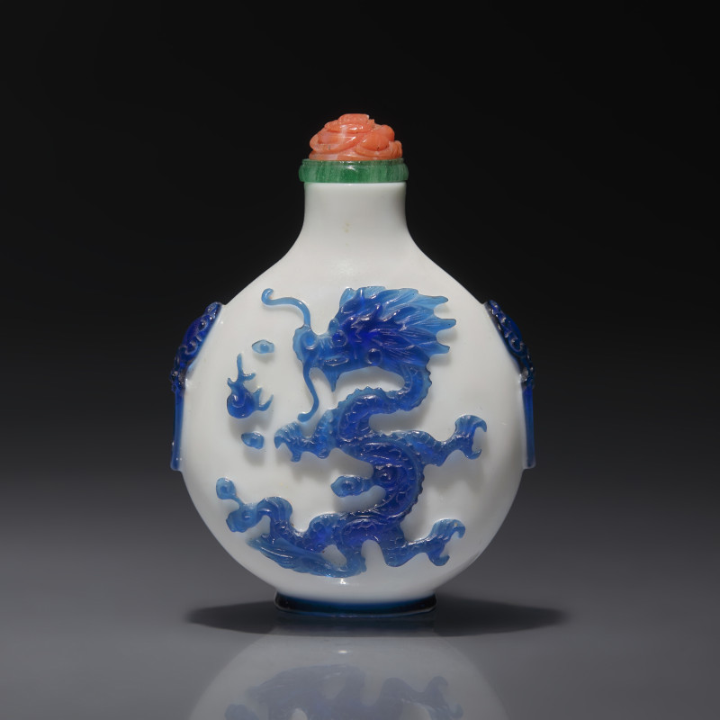 清中期 涅白地套藍料雙龍戲珠紋鋪首啣環耳鼻煙壺 | A Chinese Glass Overlay "Dragons" Snuff Bottle, Qing Dynasty, 18th/First Half 19th century - 图2