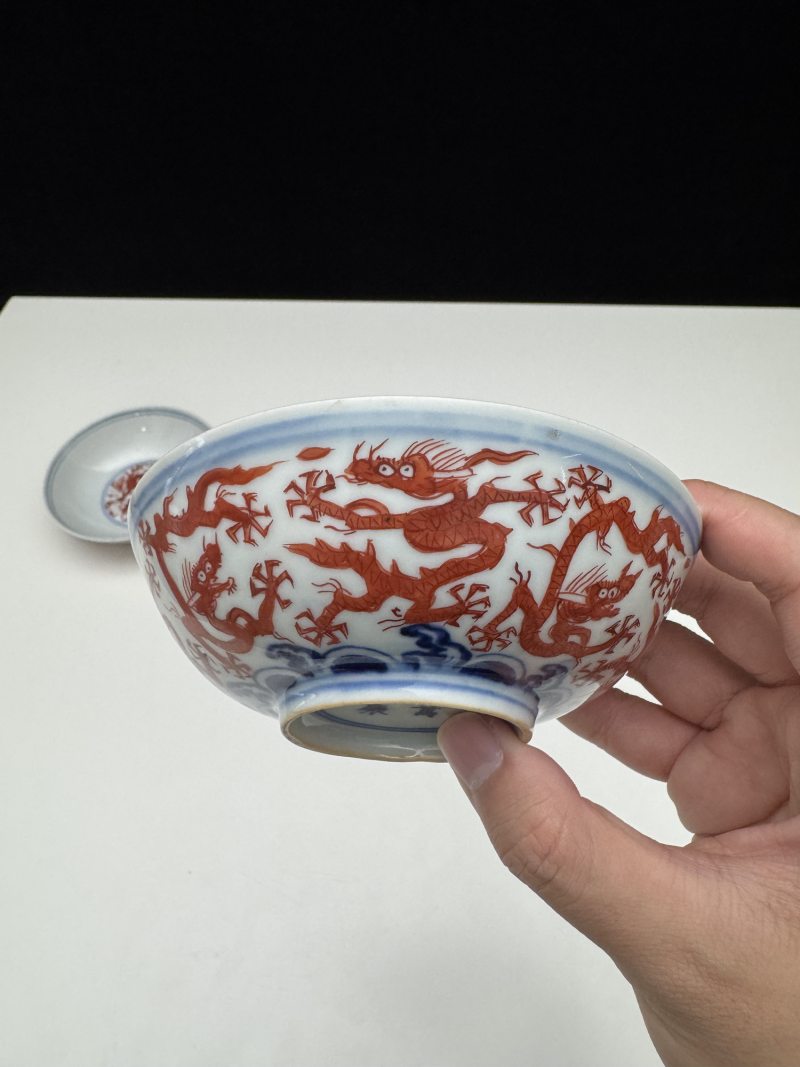 明万历 青花矾红彩海水云龙纹浅碗一对 - 图17