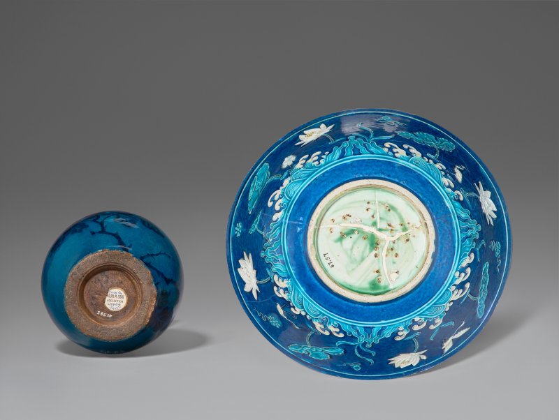中國 明 琺華一路連科盌及孔雀綠地藍花梅瓶  CHINA, MING DYNASTY (1368-1644) - 图3