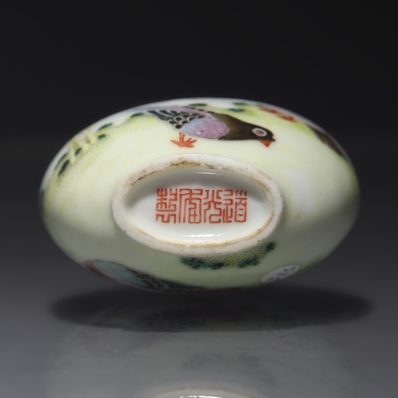 清道光 御製粉彩花鳥圖鼻煙壺 | An Imperial Chinese Enameled Porcelain "Pigeons" Snuff Bottle, Qing Dynasty, Daoguang Mark and of The Period - 图3