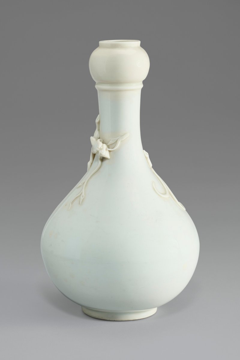 中國 十七世紀 德化白釉堆塑螭龍蒜頭瓶  CHINA, 17TH CENTURY - 图1