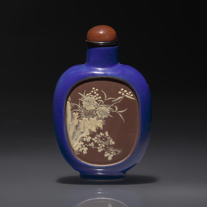 1820-1860年 宜興紫砂藍釉開光山水花卉紋鼻煙壺 | A Chinese Enameled Yixing Stoneware Snuff Bottle, Qing Dynasty, Circa 1820-1860 - 图2