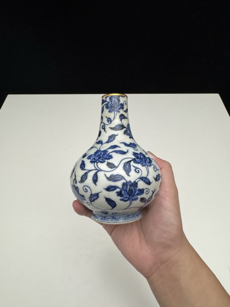 明宣德 青花缠枝花卉纹瓶 - 图13