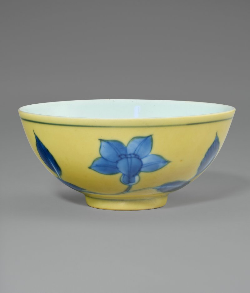 中國 清康熙 黃地錦葵紋盌  CHINA, KANGXI PERIOD (1662-1722)