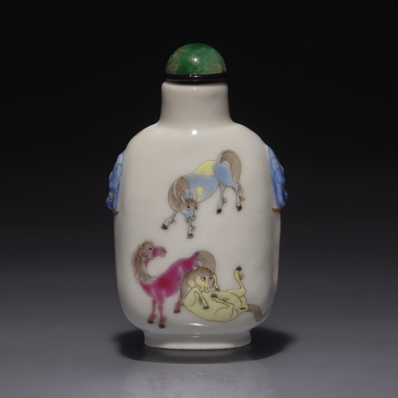 1821-1850年 粉彩穆王八駿圖鼻煙壺 | A Chinese Enameled Porcelain "Eight Horses of Mu Wang" Snuff Bottle, Qing Dynasty, Daoguang Mark and of the Period
