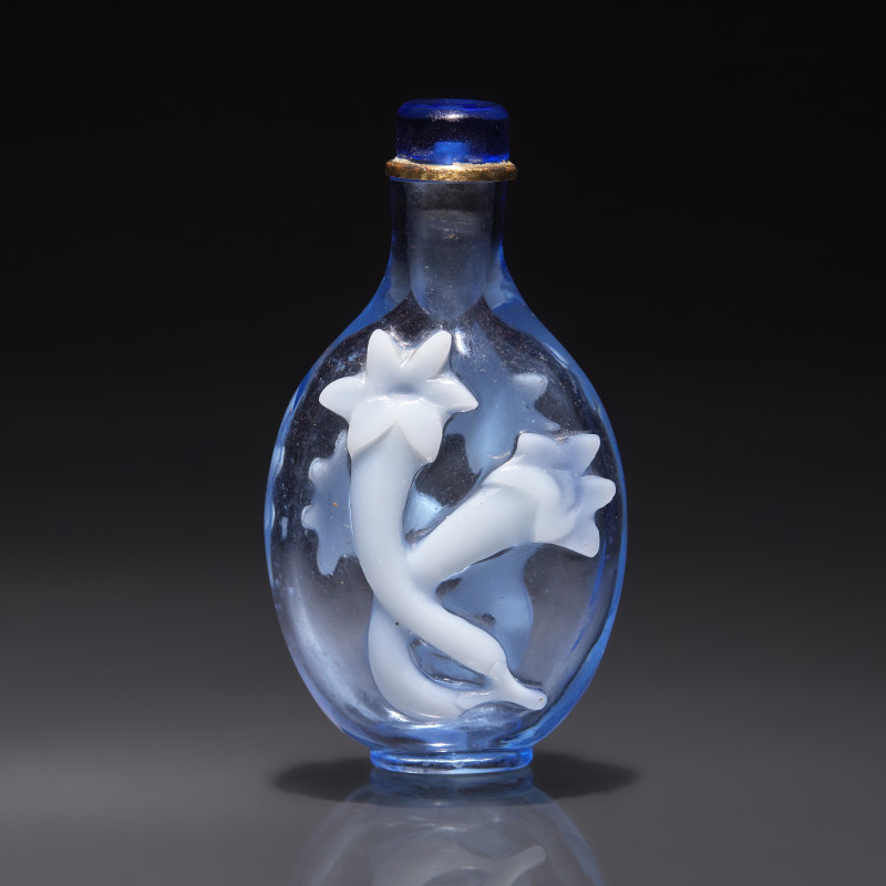 清中期 御製淡藍地套白料龍膽花鼻煙壺 | An Imperial Chinese Overlay Glass Snuff Bottle, Qing Dynasty, 18th Century - 图2