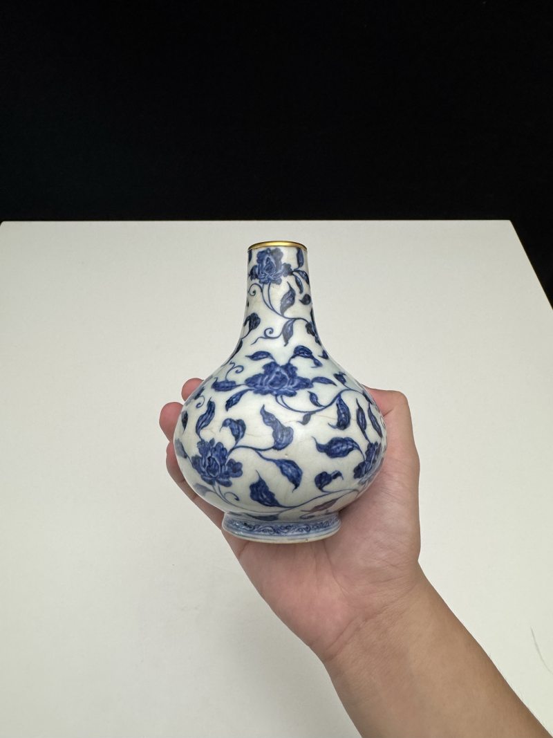 明宣德 青花缠枝花卉纹瓶 - 图9