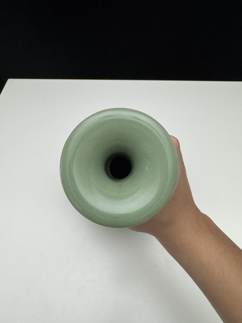明15世纪初 龙泉青釉划花莲纹玉壶春瓶 - 图10