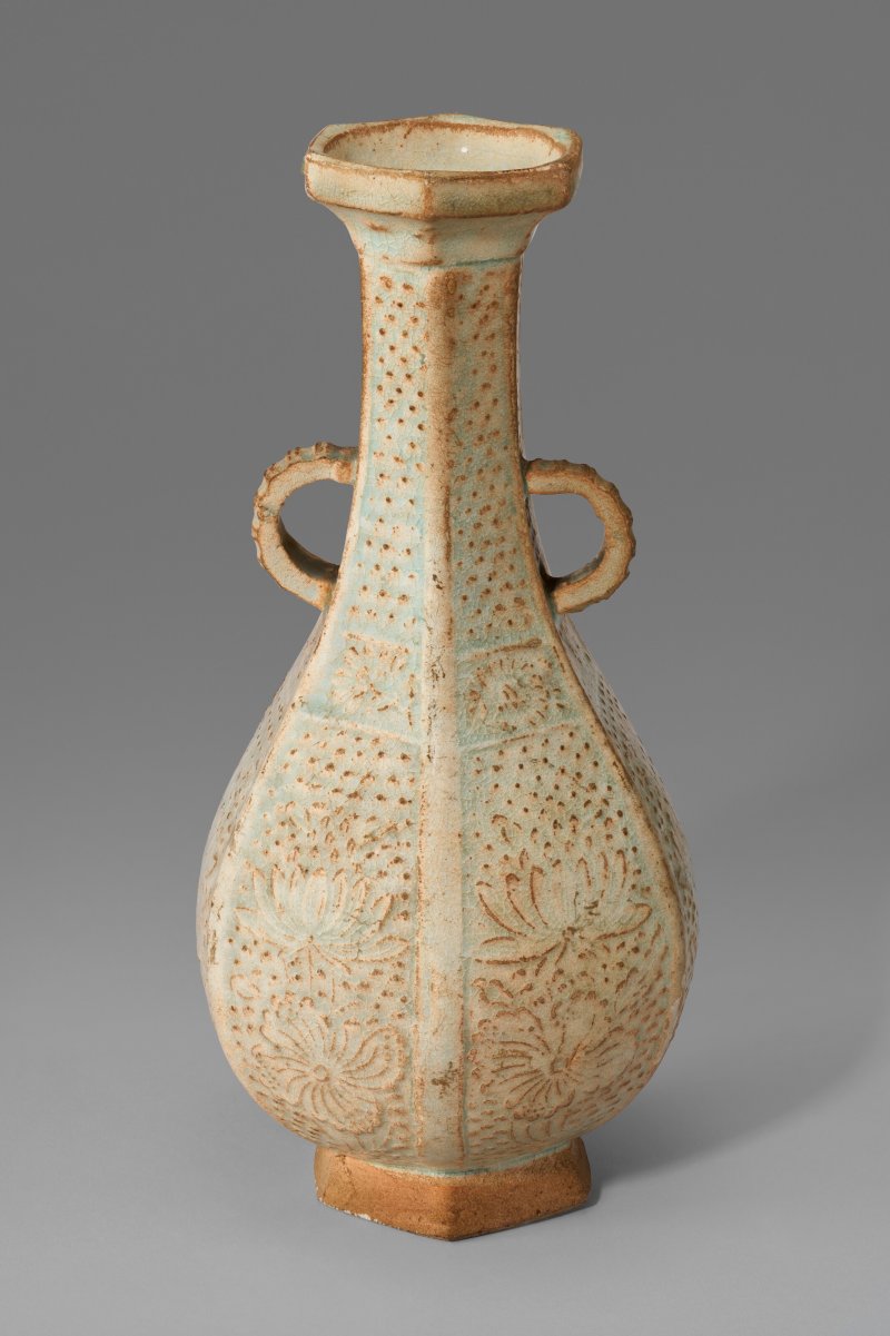 中國 南宋/元 青白釉印雙魚紋盤及雙耳六棱式瓶  CHINA, SOUTHERN SONG-YUAN DYNASTY (1127-1368) - 图2