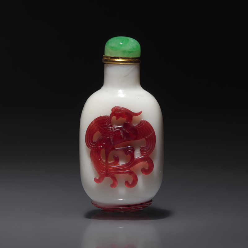 清中期 涅白地套雙色料龍鳳紋鼻煙壺 | A Chinese Glass Overlay "Dragon and Phoenix" Snuff Bottle, Qing Dynasty, 18th Century - 图1