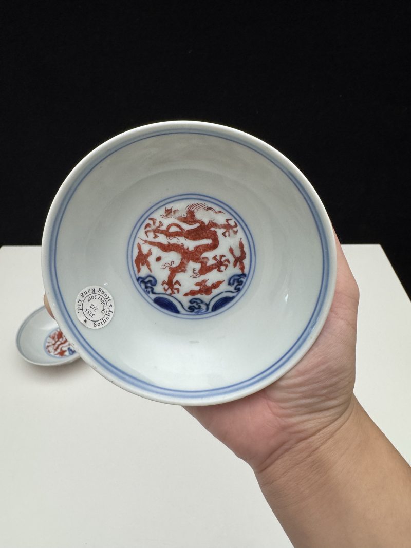 明万历 青花矾红彩海水云龙纹浅碗一对 - 图18