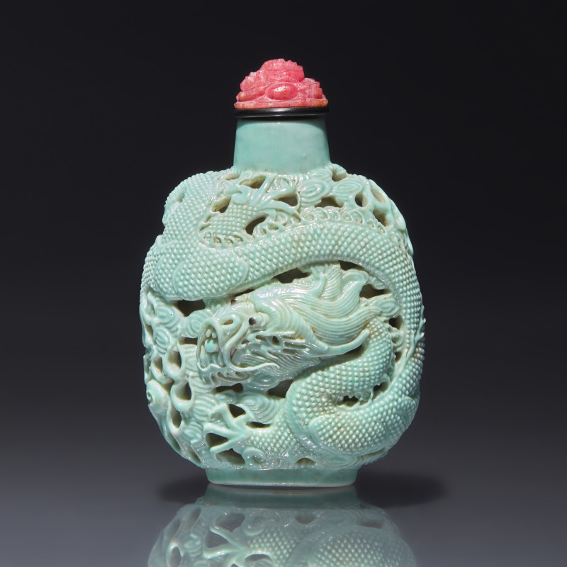 清晚期 松石釉鏤雕龍戲珠圖鼻煙壺 | A Chinese Turquoise-Glazed Reticulated Porcelain "Dragon" Snuff Bottle, Qing Dynasty, Second Half 19th Century