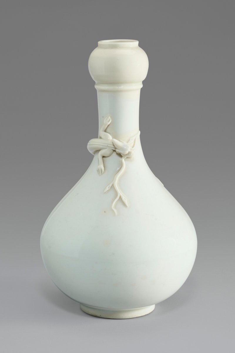 中國 十七世紀 德化白釉堆塑螭龍蒜頭瓶  CHINA, 17TH CENTURY - 图2