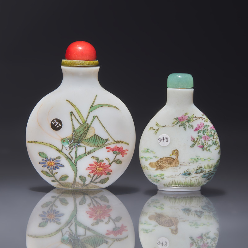 清中晚期及更晚 白料胎畫琺瑯鼻煙壺兩支 | Two Chinese Enameled Glass Snuff Bottles, Circa 1780-1850 and Probably 20th Century - 图2