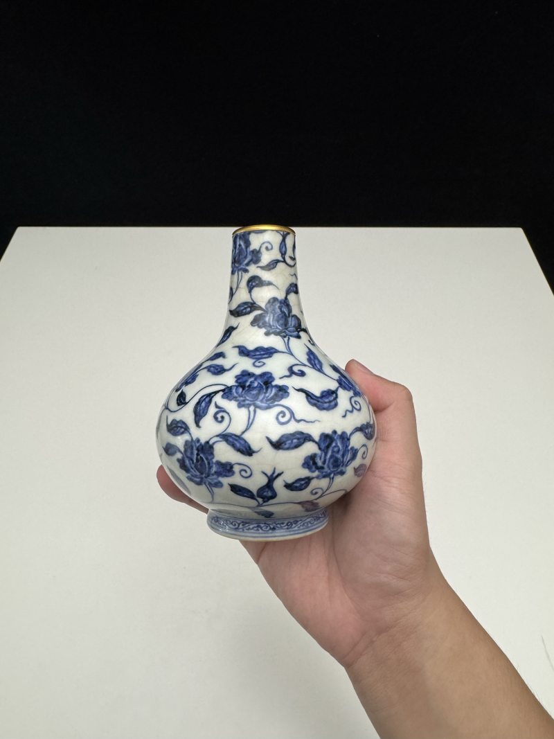 明宣德 青花缠枝花卉纹瓶 - 图14