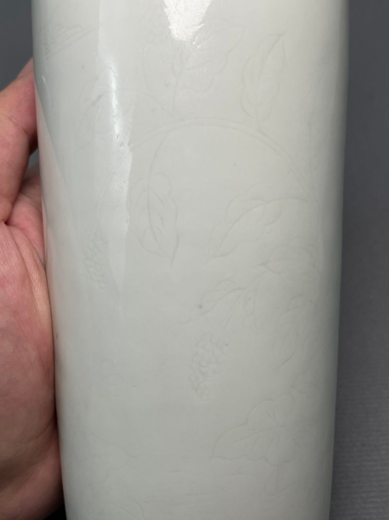 明崇祯 白釉暗刻花卉纹筒瓶 - 图11