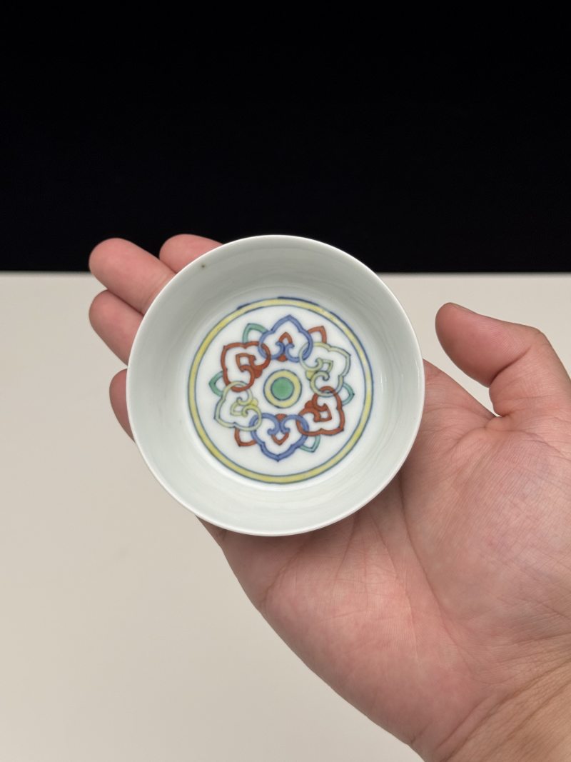 清雍正 斗彩仿成化如意灵芝纹折腰小碟 - 图11